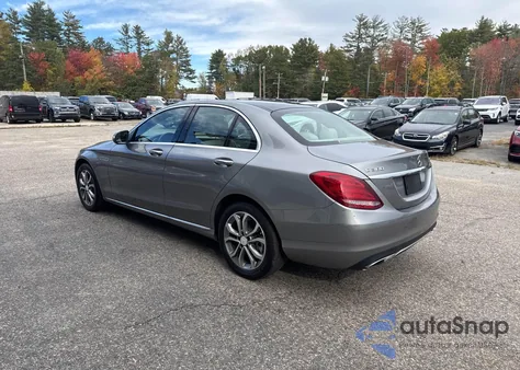 2015 Mercedes-Benz C 300 4Matic z USA, uszkodzony, nr VIN 55SWF4KB4FU029007